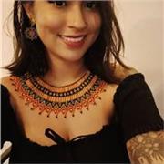 Profesora de ciencias sociales imparte clases a niños de todas las edades